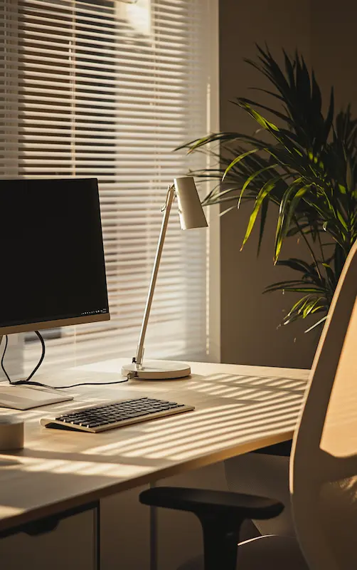 Ergonomische thuiswerkplek met toetsenbord, muis en daglicht, geoptimaliseerd voor remote werk.